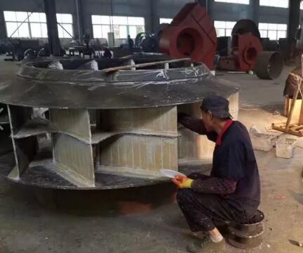 工人正在粘贴陶瓷片 工人正在粘贴陶瓷片